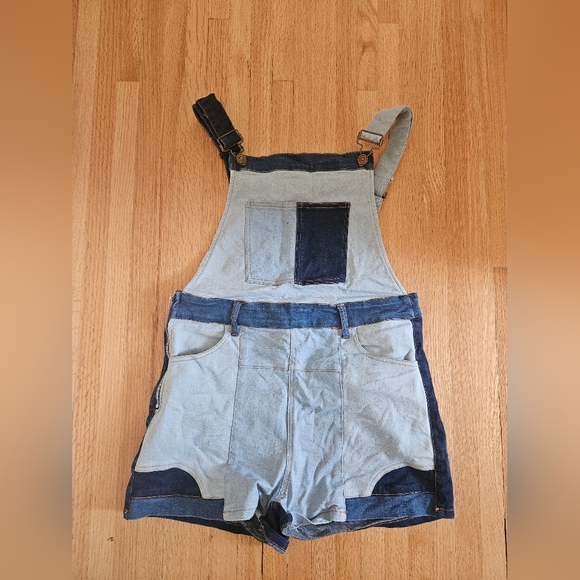 Super cute Fashion Nova denim shortalls - Picture 3 of 7